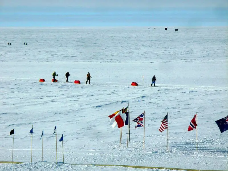 1200px South pole skiers