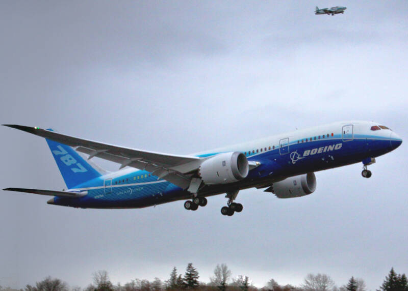 Boeing 787 8 maiden flight takeoff